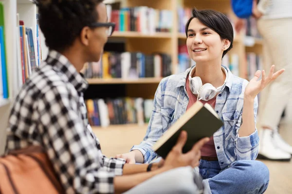 Pozytywne Rozmowach Studentów Casual Odzież Siedzi Podłodze Rozmów Temat Książek — Zdjęcie stockowe