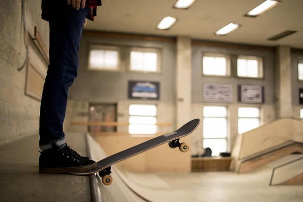 Low Section View Unrecognizable Skater Standing Ramp Ready Stunts Extreme — Stock Photo, Image