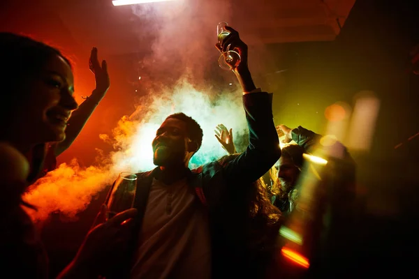 Neşeli Komik Genç Çok Irklı Insanların Kalabalık Gürültülü Partide Alkol — Stok fotoğraf