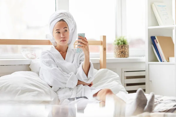 Retrato Mulher Asiática Linda Usando Roupão Banho Usando Smartphone Enquanto — Fotografia de Stock