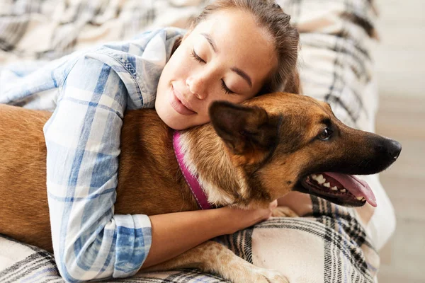 Ritratto Felice Donna Asiatica Abbracciare Cane Amorevolmente Sdraiato Letto Casa — Foto Stock