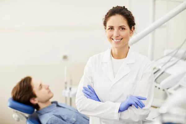 Talia Się Portret Kobiet Dentysta Uśmiechnięty Aparacie Podczas Konsultacji Pacjenta — Zdjęcie stockowe