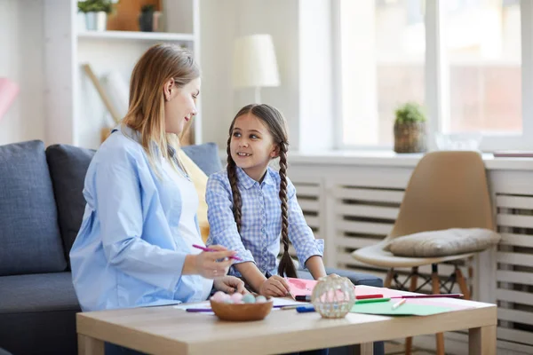 Porträtt Söt Liten Flicka Ritning Med Mamma Hemma Och Leende — Stockfoto