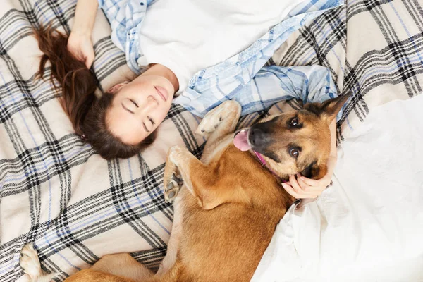 Dessus Vue Portrait Jeune Femme Asiatique Câlins Avec Chien Couché — Photo