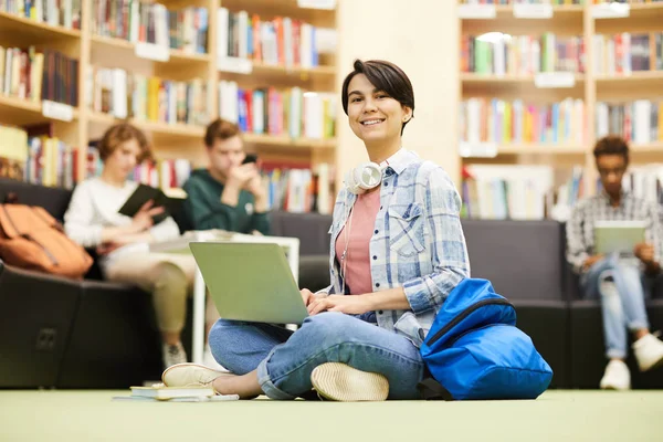 Alegre Chica Estudiante Bonita Con Pelo Corto Sentado Con Las — Foto de Stock