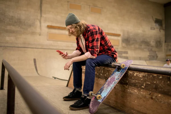 Seitenansicht Porträt Eines Langhaarigen Skaters Mit Smartphone Während Auf Einer — Stockfoto