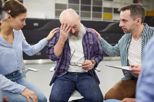 Ritratto Uomo Anziano Che Piange Durante Una Seduta Terapia Gruppo — Foto Stock