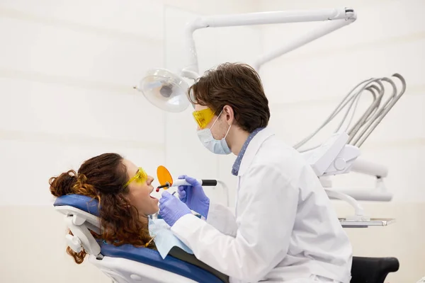Retrato Vista Lateral Del Joven Dentista Que Trata Paciente Durante —  Fotos de Stock
