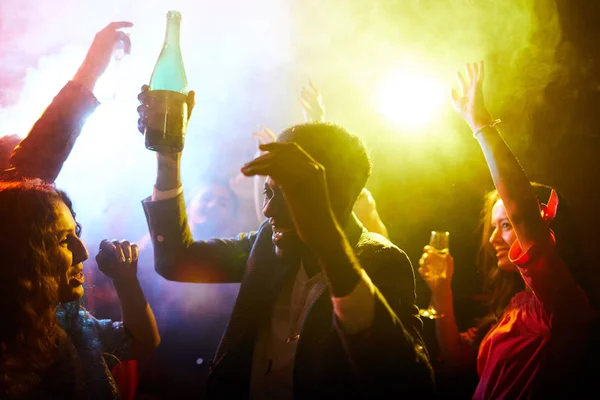 Neşeli Genç Çok Irklı Clubbers Kalabalık Duman Gece Kulübünde Alkol — Stok fotoğraf