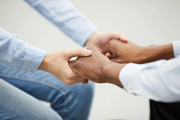 Closeup Two People Holding Hands Heartily Therapy Se4Ssion Support Group — Stock Photo, Image