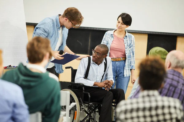 Interazione Dal Vivo Con Giovane Scienziato Disabile Contenuto Giovane Uomo — Foto Stock