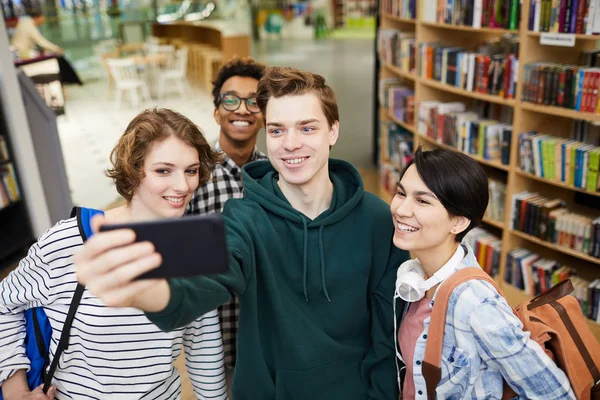 Grupp Glada Upphetsad Unga Multietniska Studenter Casual Kläder Stående Bokhandeln — Stockfoto