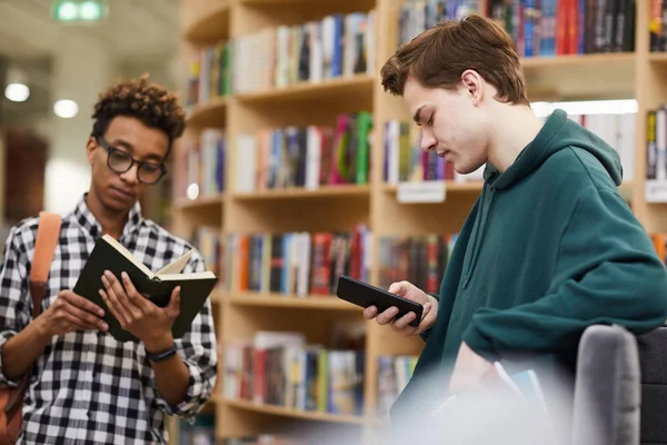 Serieuze Jonge Multi Etnische Student Jongens Casual Kleding Staande Bibliotheek — Stockfoto