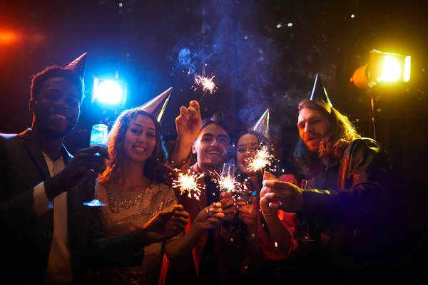 Grupo Alegres Emocionados Jóvenes Amigos Sombreros Fiesta Pie Las Luces — Foto de Stock