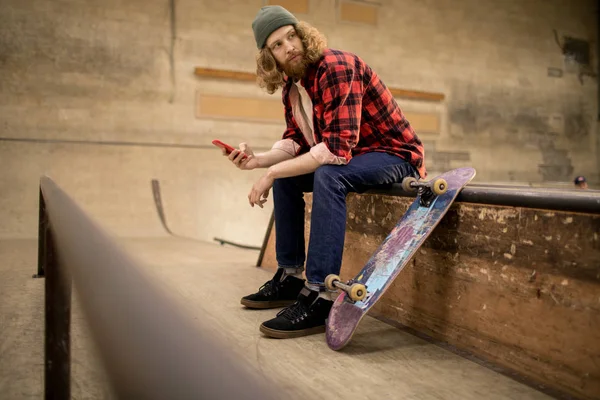 Langhaarige Skater Mit Smartphone Auf Rampe Extrempark Kopierraum — Stockfoto