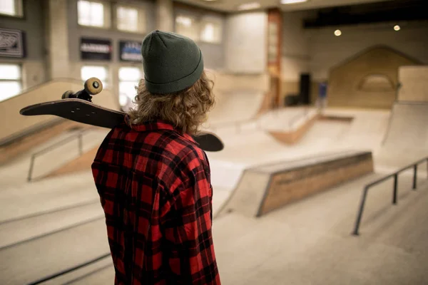 Ritratto Posteriore Uomo Dai Capelli Lunghi Che Tiene Skateboard Piedi — Foto Stock