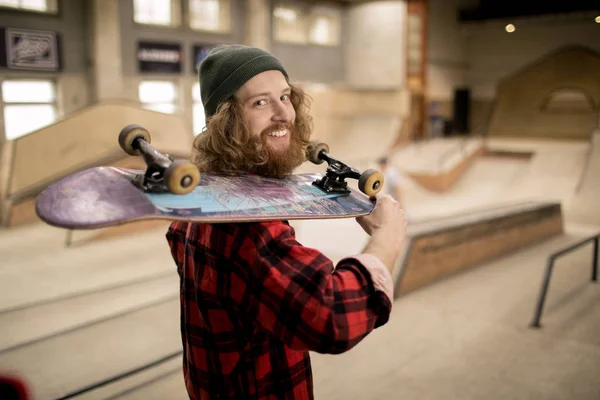 Taillenhoch Porträt Eines Langhaarigen Mannes Mit Skateboard Der Extremsportpark Steht — Stockfoto