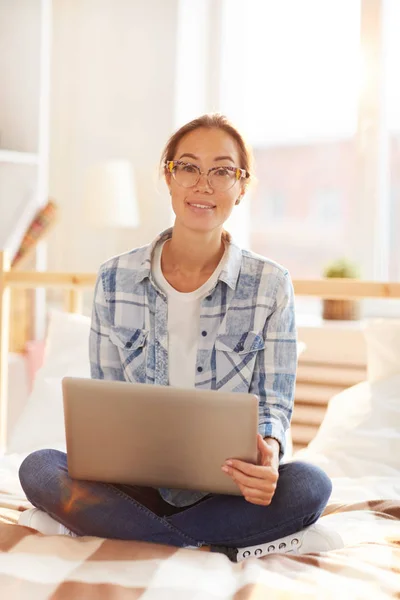 Volledige Lengte Portret Van Hedendaagse Aziatische Vrouw Met Behulp Van — Stockfoto