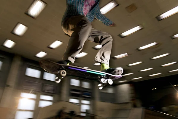 Action Shot Unrecognizable Skater Flying Air Skateboard Park Shot Flash — Stock Photo, Image