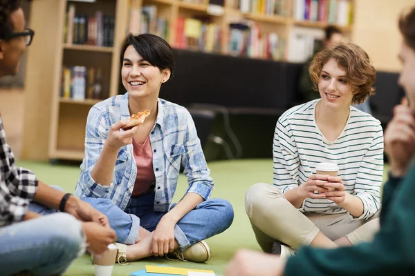 Grupa Radosnych Podekscytowany Przyjaciół Studentów Siedzi Skrzyżowanymi Nogami Podłodze Bibliotece — Zdjęcie stockowe