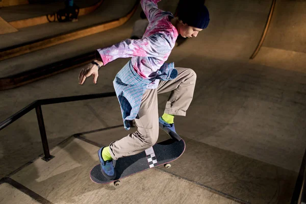 Disparo Acción Ángulo Alto Del Joven Contemporáneo Haciendo Acrobacias Patinaje —  Fotos de Stock