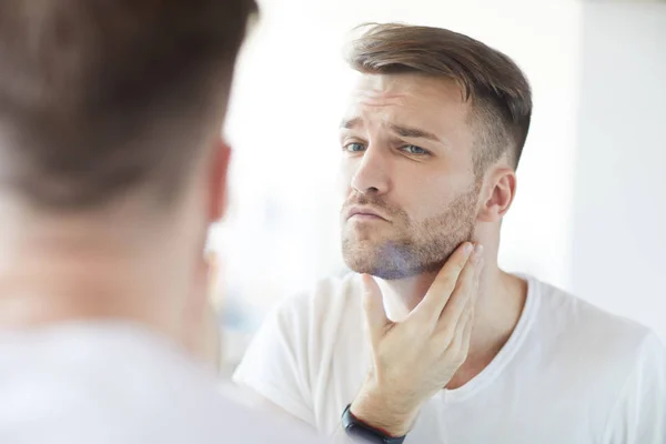 Porträtt Stilig Ung Man Med Grönskande Hår Och Kort Stubb — Stockfoto