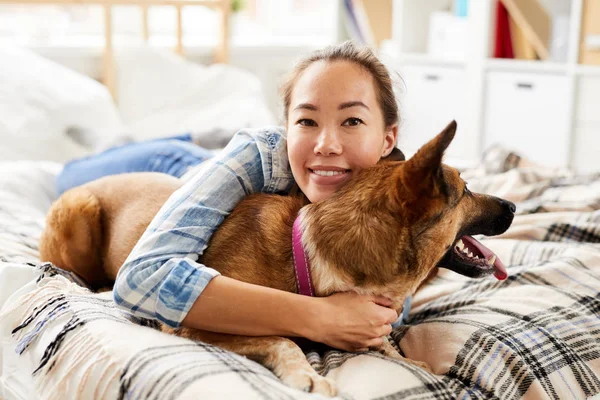 Portrait Femme Asiatique Souriante Étreignant Chien Couché Dans Lit Maison — Photo