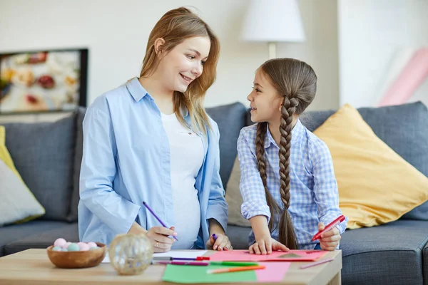 Vita Fino Ritratto Madre Incinta Disegno Disegni Con Carina Bambina — Foto Stock