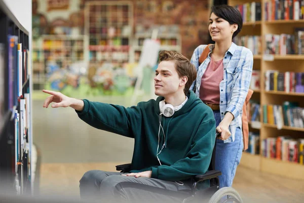 Inhoud Knappe Jongen Met Bekabelde Koptelefoon Nek Zittend Rolstoel Wijzend — Stockfoto