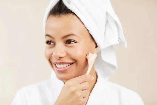 Cabeça Ombros Retrato Mulher Raça Mista Sorrindo Massageando Seu Rosto — Fotografia de Stock