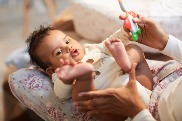 Gros Plan Curieux Bébé Mignon Aux Cheveux Ratés Couché Sur — Photo