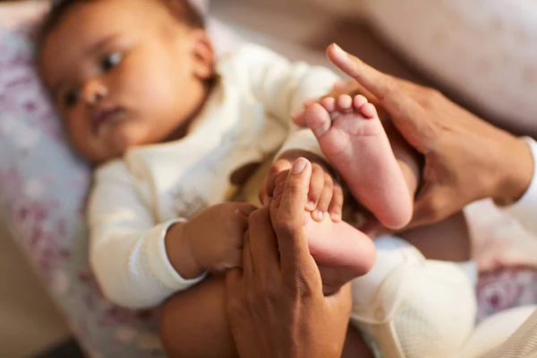 Dikkatli Siyah Anne Ellerini Bebeğin Ayakları Tutarak Birlikte Zaman Zevk — Stok fotoğraf