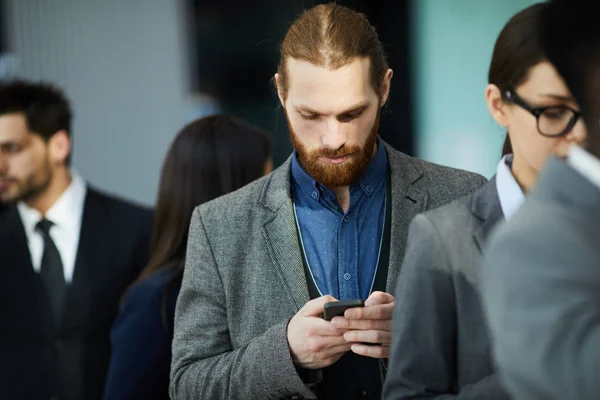 Grave Giovane Uomo Affari Premuroso Con Barba Utilizzando Telefono Durante — Foto Stock