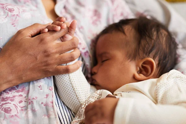 Yakın Çekim Tanınmaz Afrikalı Anne Tutan Bebek Oğlu Onun Minik — Stok fotoğraf