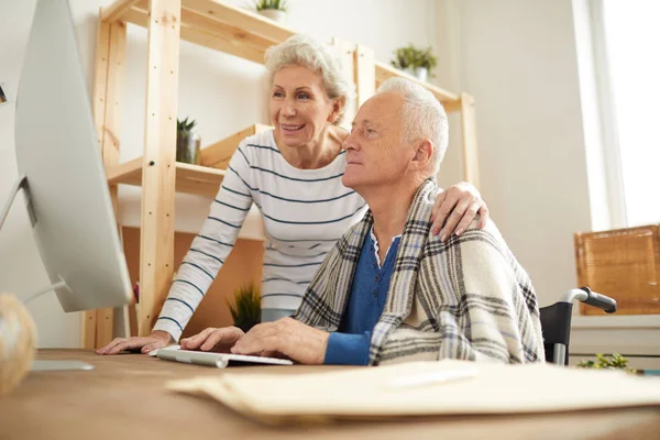 Portret Van Moderne Senior Paar Met Behulp Van Computer Zonovergoten — Stockfoto