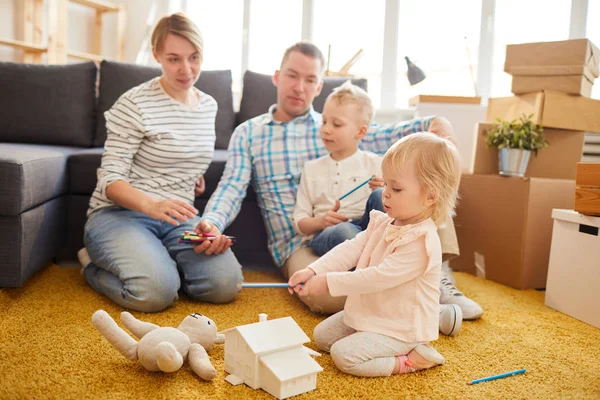 Joven Familia Soñadora Planeando Mudarse Juntos Padres Escuchando Historia Hija — Foto de Stock