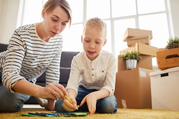 Serieuze Jonge Moeder Met Krullend Haar Zittend Vloer Samen Met — Stockfoto