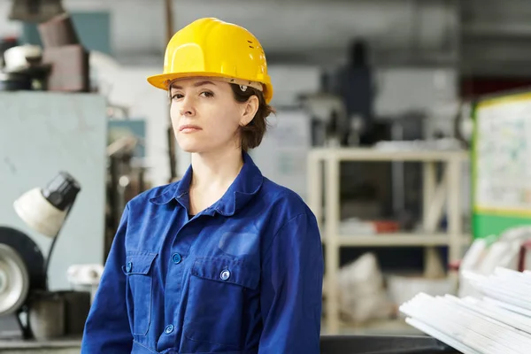 Retrato Trabalhadora Confiante Vestindo Chapéu Duro Olhando Para Câmera Enquanto — Fotografia de Stock