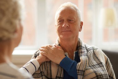 Koca omzuna el koyarak destekleyen kıdemli kadın tanınmaz Portre od, kopya alanı