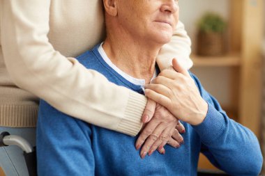 Tanınmayan yaşlı kadının orta bölüm portresi tekerlekli sandalyede oturan koca kucaklayan, kopya alanı