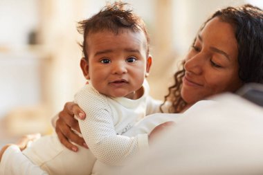 Yakın çekim Sevimli tombul bebek erkek anne sarılmak kamera bakıyor Ratty Hair ile