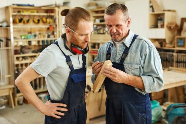 Doğrama atölyesinde ayakta kıdemli marangoz öğretim çırak portresi kadar Bel, kopya alanı
