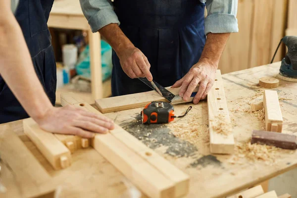 Close Van Timmerlieden Werkstation Met Senior Man Meten Van Hout — Stockfoto