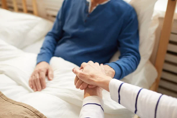 Närbild Senior Par Hålla Händerna Stödja Varandra Genom Sjukdom Kopiera — Stockfoto