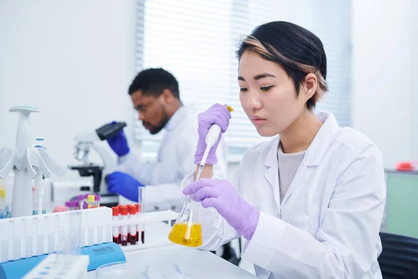 Concentrato Giovane Asiatico Tecnico Laboratorio Femminile Con Capelli Corti Seduto — Foto Stock