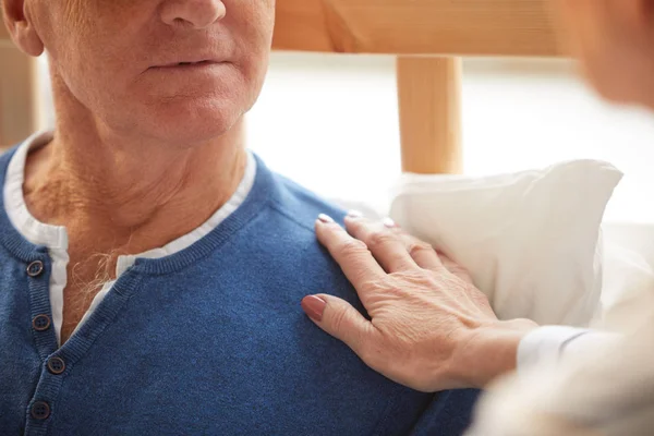 Primo Piano Della Donna Anziana Irriconoscibile Che Sostiene Marito Che — Foto Stock