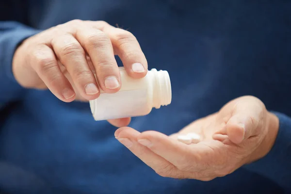 Primer Plano Hombre Mayor Irreconocible Tomando Pastillas Manos Sobre Fondo — Foto de Stock