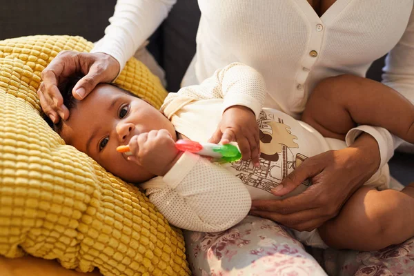 Primer Plano Curioso Bebé Lindo Niño Traje Cuerpo Acostado Almohada —  Fotos de Stock