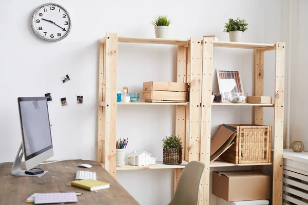 Doğal ahşap aksan ile rahat ev ofis arka plan görüntüsü, kopya alanı