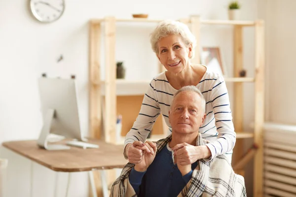 Taille Portret Van Gelukkig Senior Paar Kijken Naar Camera Het — Stockfoto